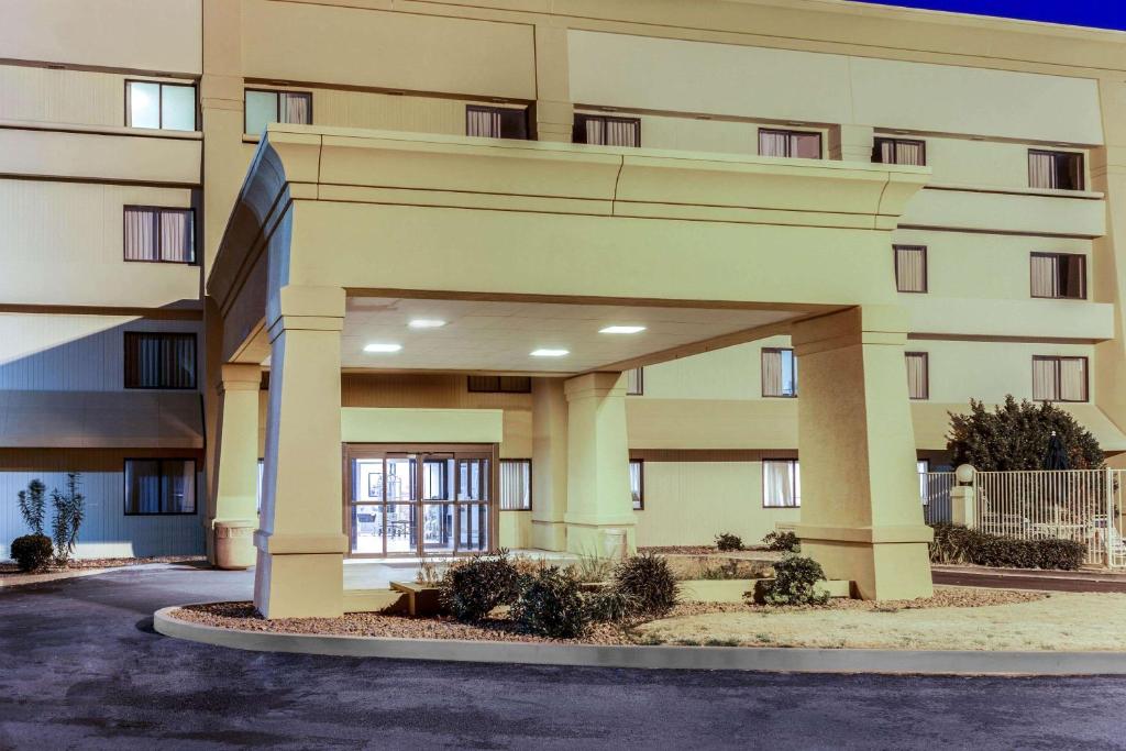 a large apartment building with a large entrance at La Quinta Inn & Suites by Wyndham Las Cruces Organ Mountain in Las Cruces
