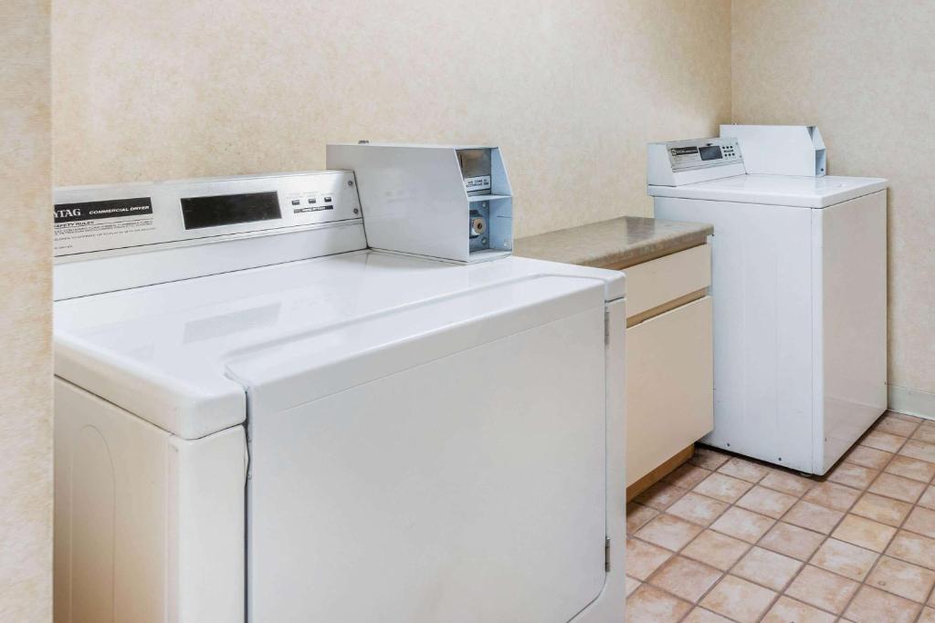 a kitchen with a dishwasher and a washer and dryer at La Quinta Inn & Suites by Wyndham Las Cruces Organ Mountain in Las Cruces