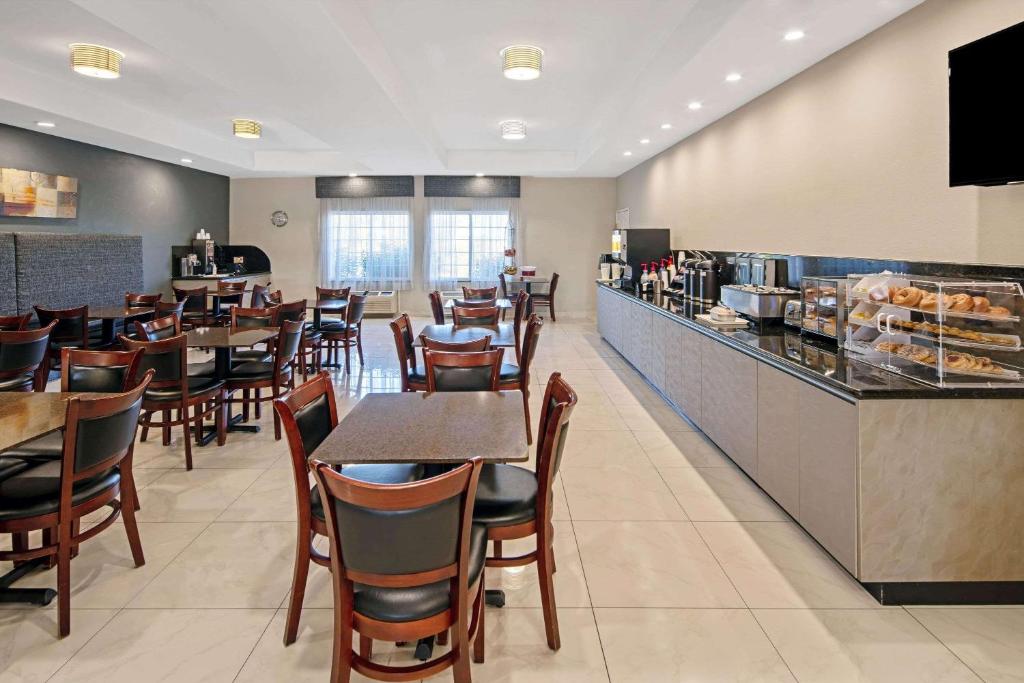 La Quinta Inn & Suites by Wyndham Mercedes Outlet Mall photo