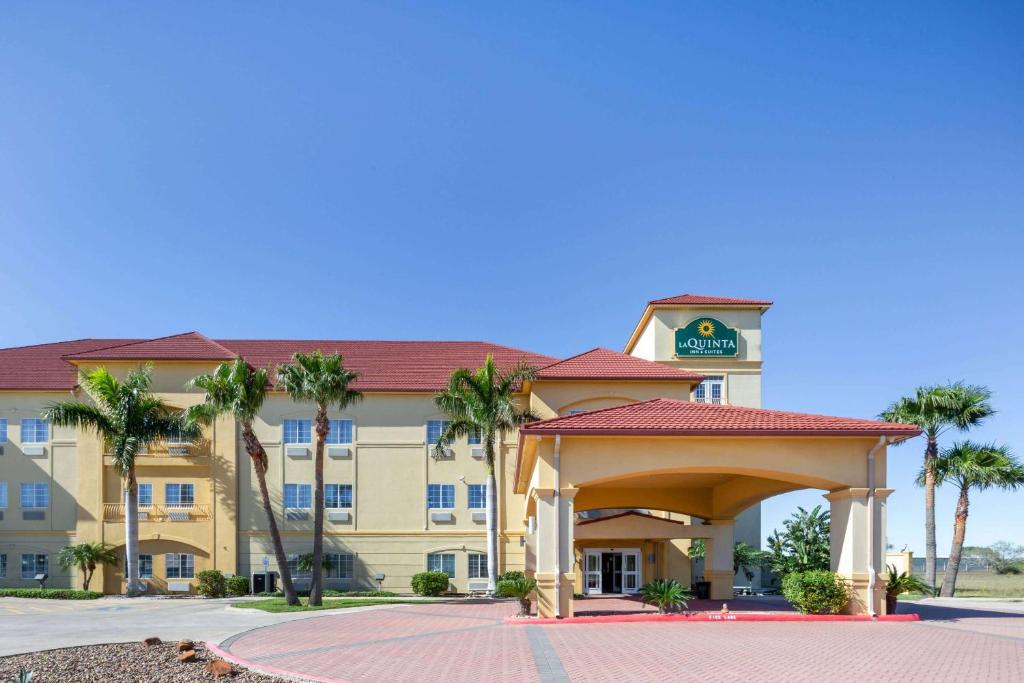a hotel with a gazebo in front of it at La Quinta Inn Suites by Wyndham Raymondville Harlingen in Raymondville