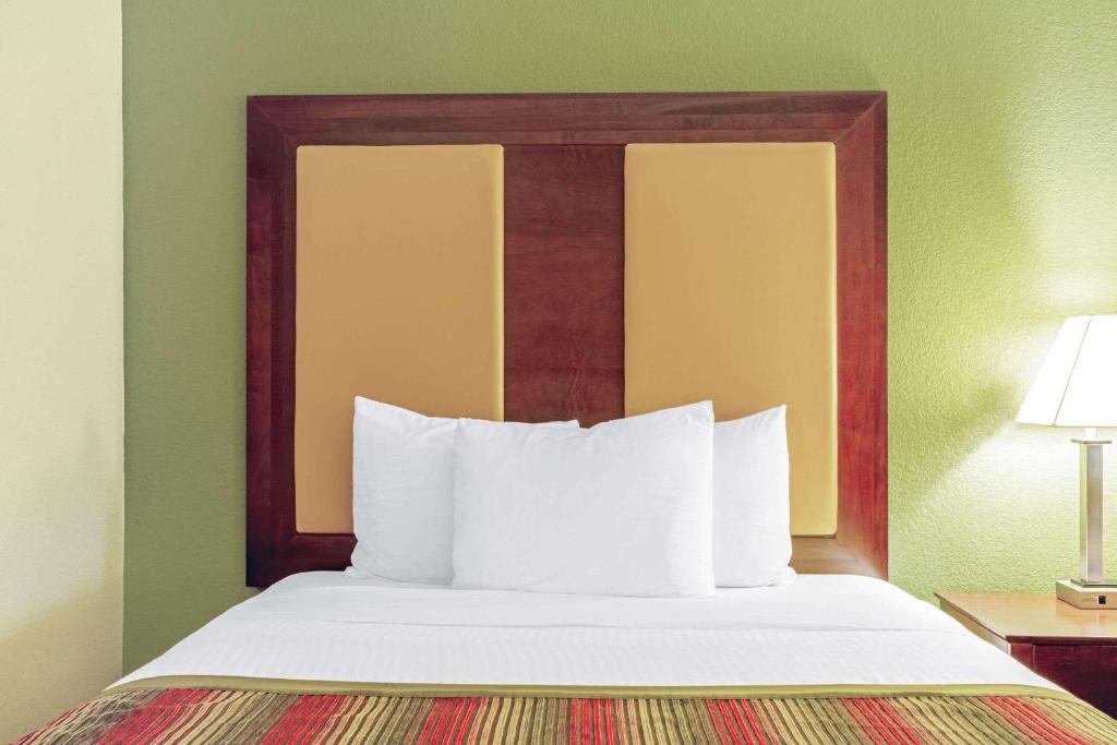 La Quinta by Wyndham Lancaster photo
