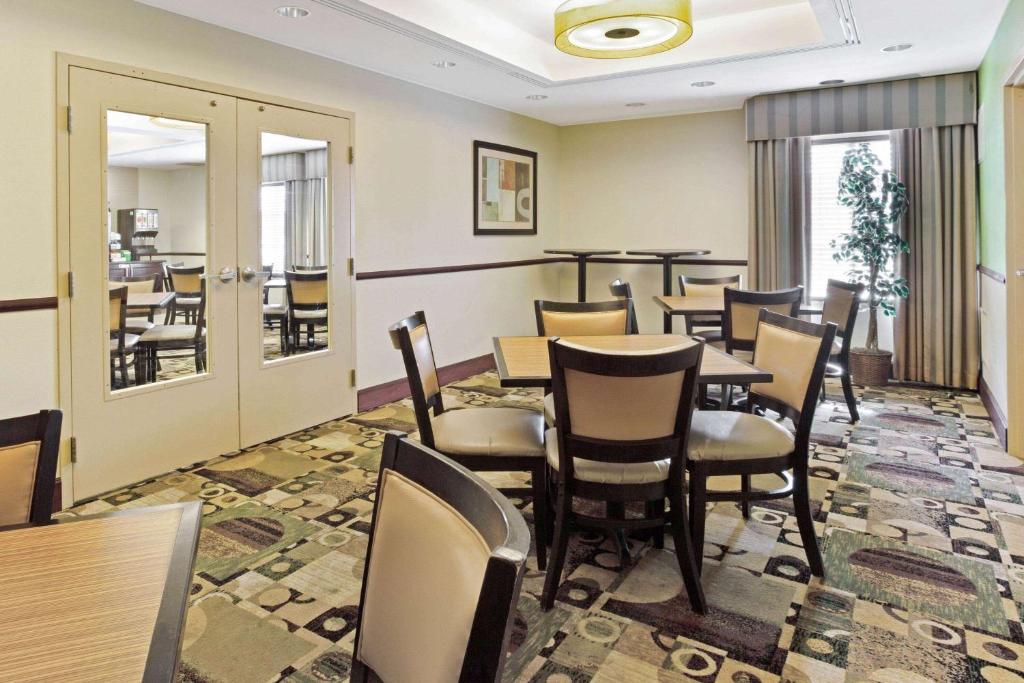 La Quinta by Wyndham Lancaster photo