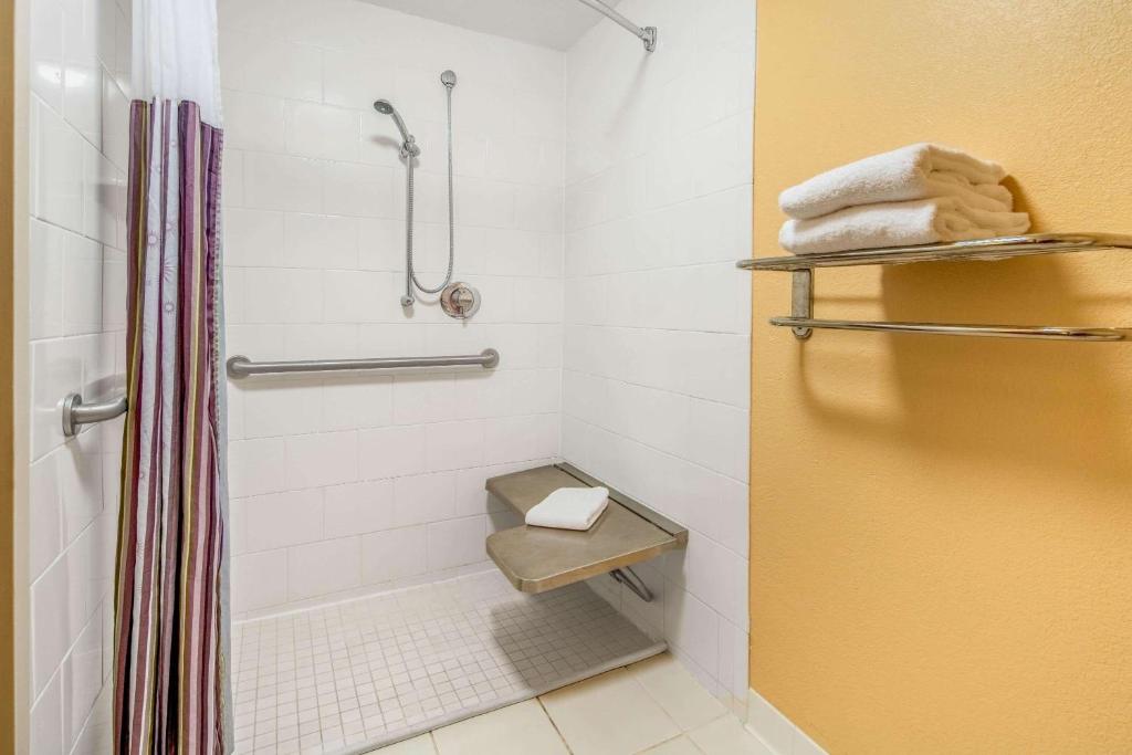 La Quinta by Wyndham Naples Downtown - 