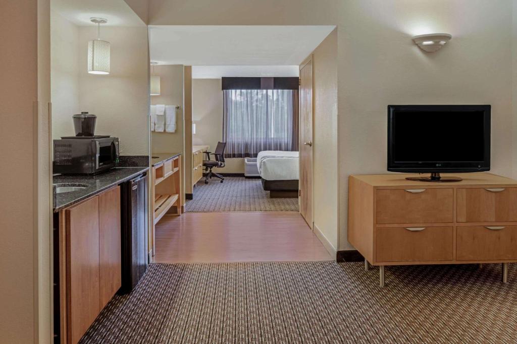 La Quinta by Wyndham Naples Downtown - 