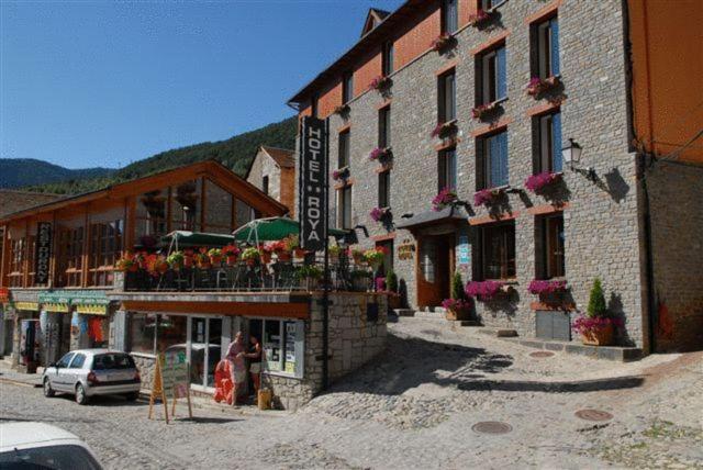 a building with flowers on the side of it at Hotel Roya in Espot