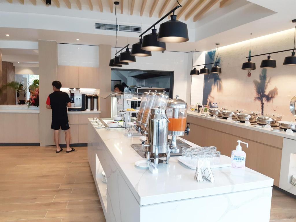 Příslušenství pro přípravu čaje a kávy v ubytování Tanoa Plaza Hotel