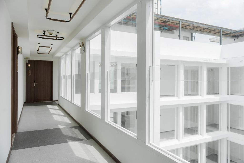 a corridor of a building with large windows at Hotel Amber Sukhumvit 85 in Bangkok