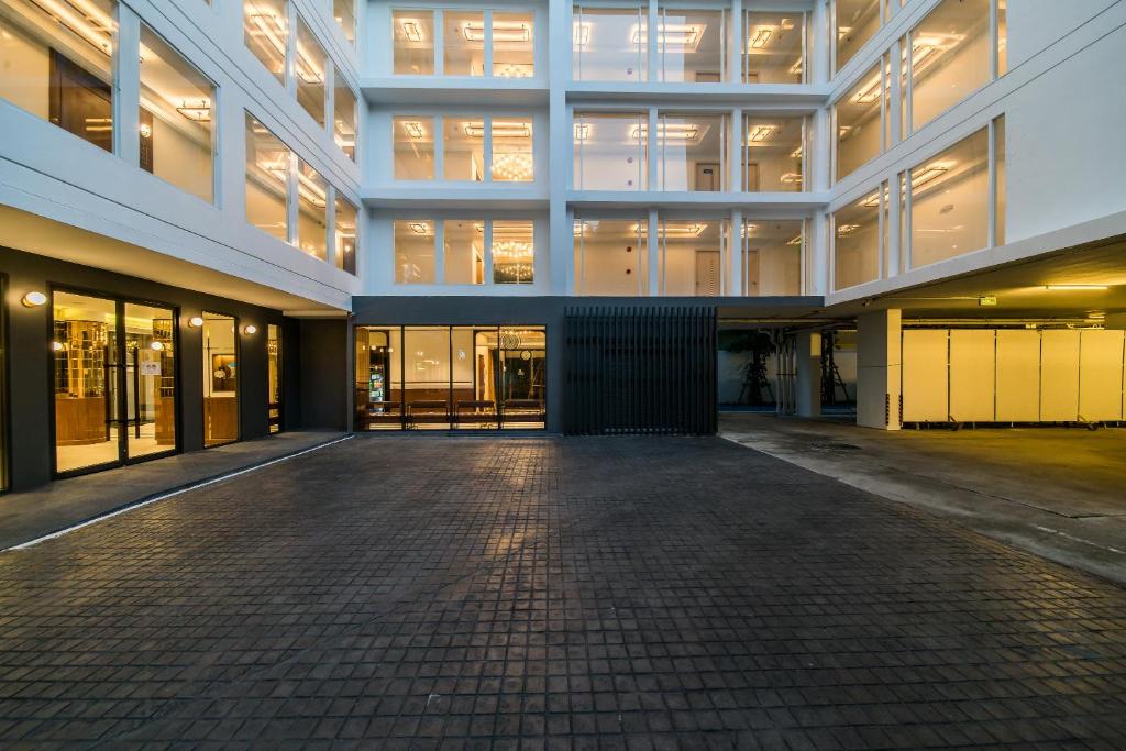 an empty courtyard of a large office building at Hotel Amber Sukhumvit 85 in Bangkok