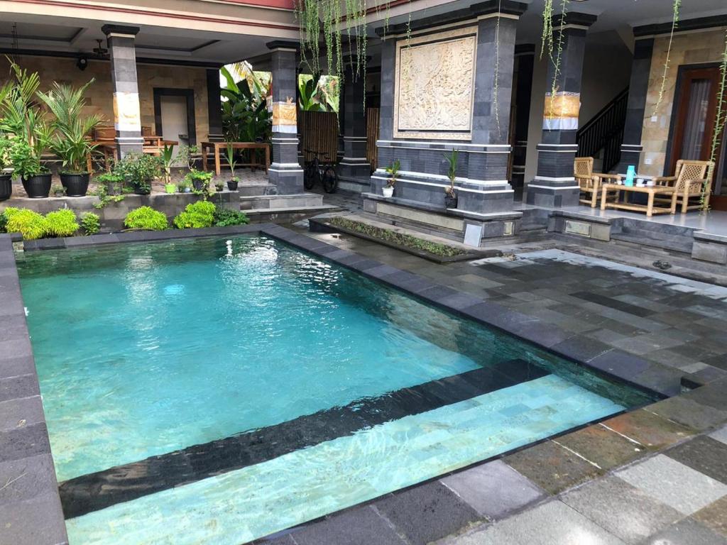 una piscina en medio de una casa en Awan Bali House, en Ubud