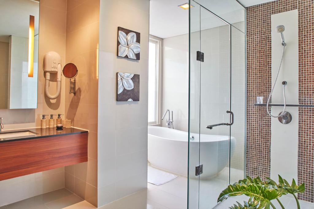 Jambuluwuk Malioboro Hotel Bathtub