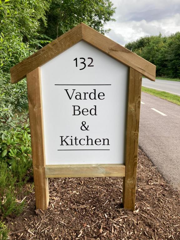 een bord met variabel bed en keuken aan de kant van een weg bij Varde Bed and Kitchen in Varde