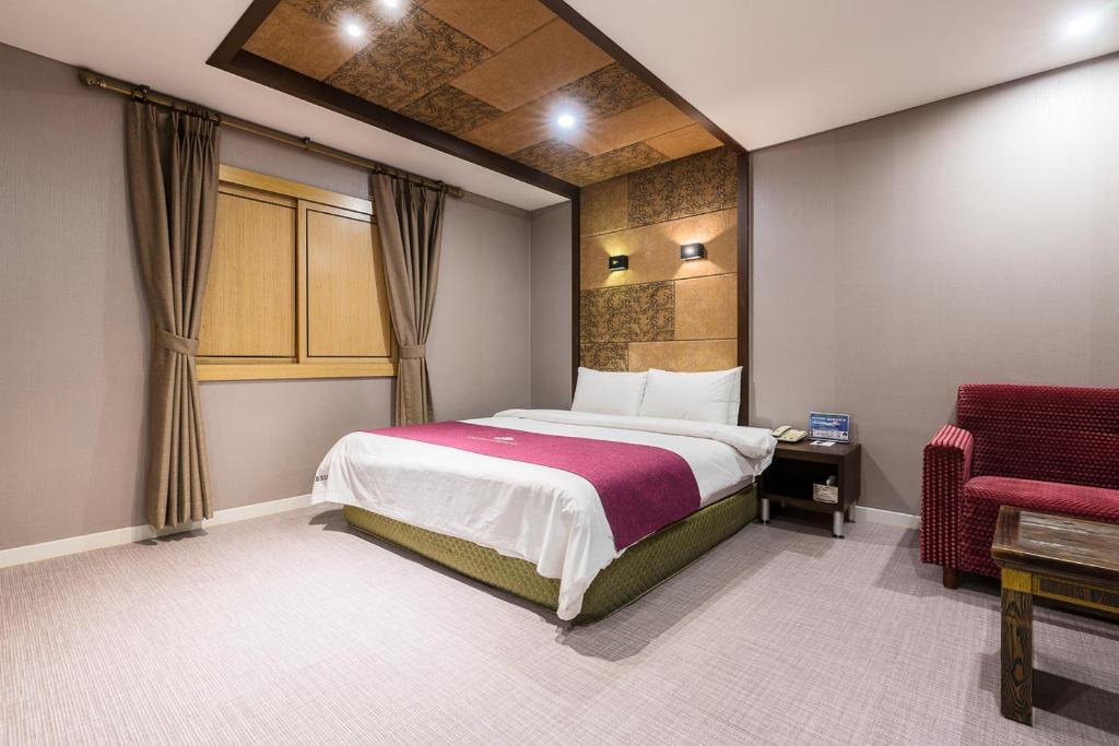 Tempat tidur dalam kamar di Symphony Hotel