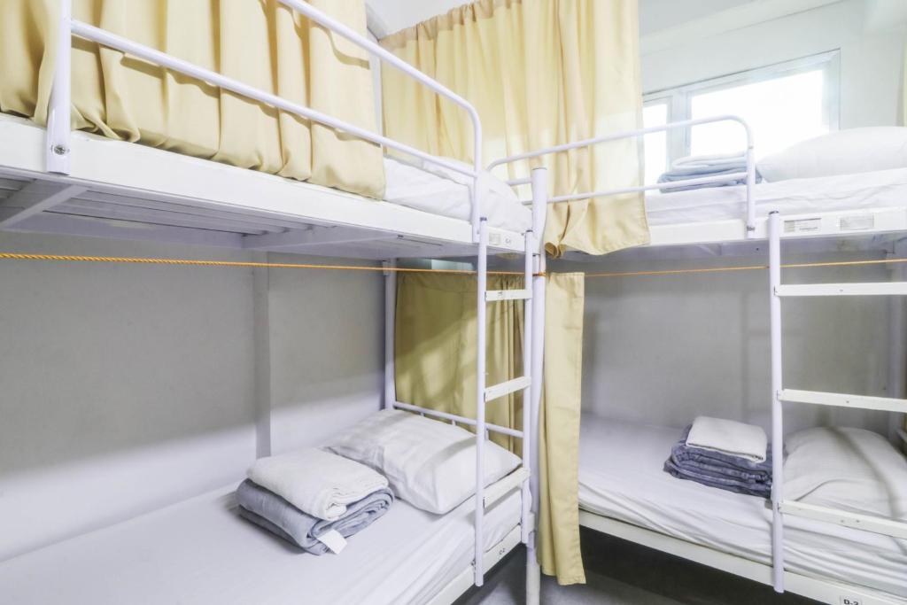 Postel nebo postele na pokoji v ubytování ARK Hostel City Center Manila