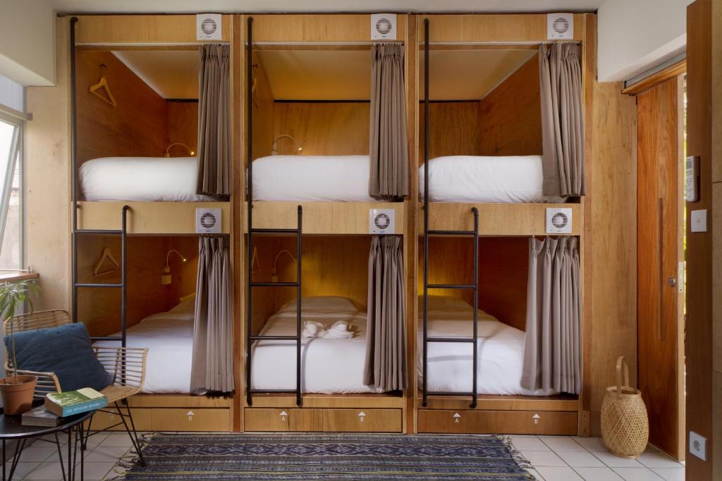 チャングーにあるKultur Umalas - CHSE Certifiedの二段ベッド1組、二段ベッド4台が備わる客室です。