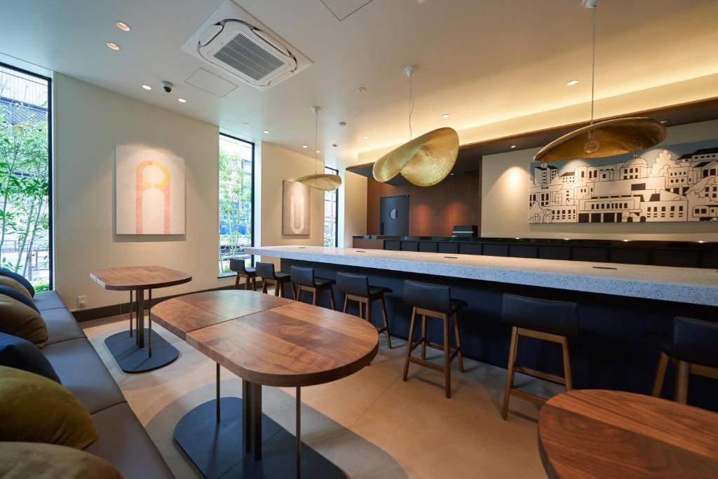 東京にあるホテルリソル上野のテーブルと椅子のあるレストランのバー