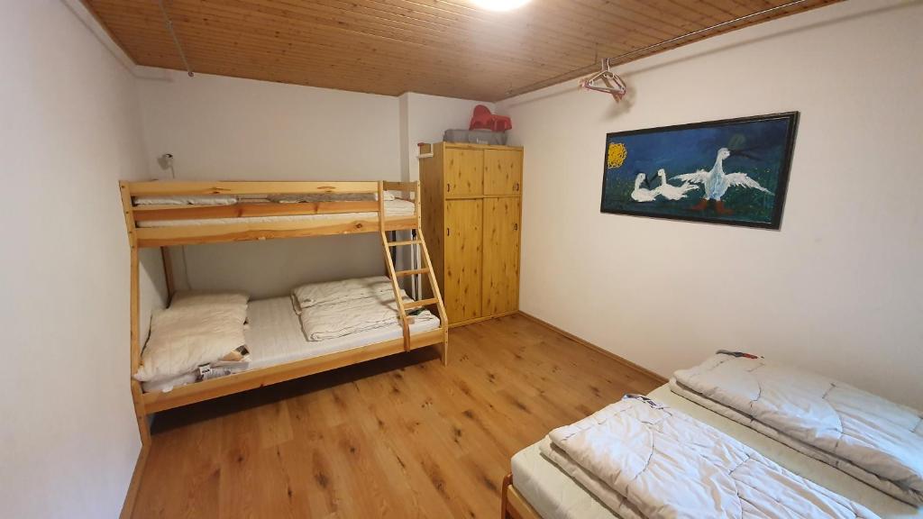 タウプリッツにあるApartmán Tauplitzの二段ベッド2台とベッド1台が備わる客室です。