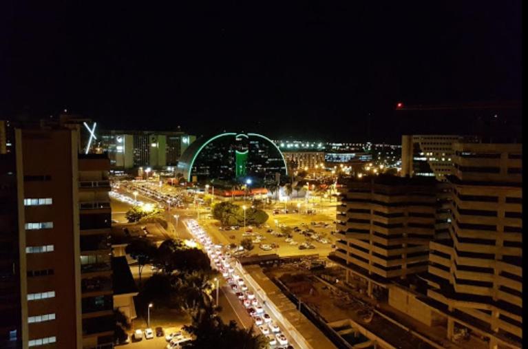 uma vista para uma cidade à noite com uma montanha-russa em Condomínio Metropolitan Brasília em Brasília