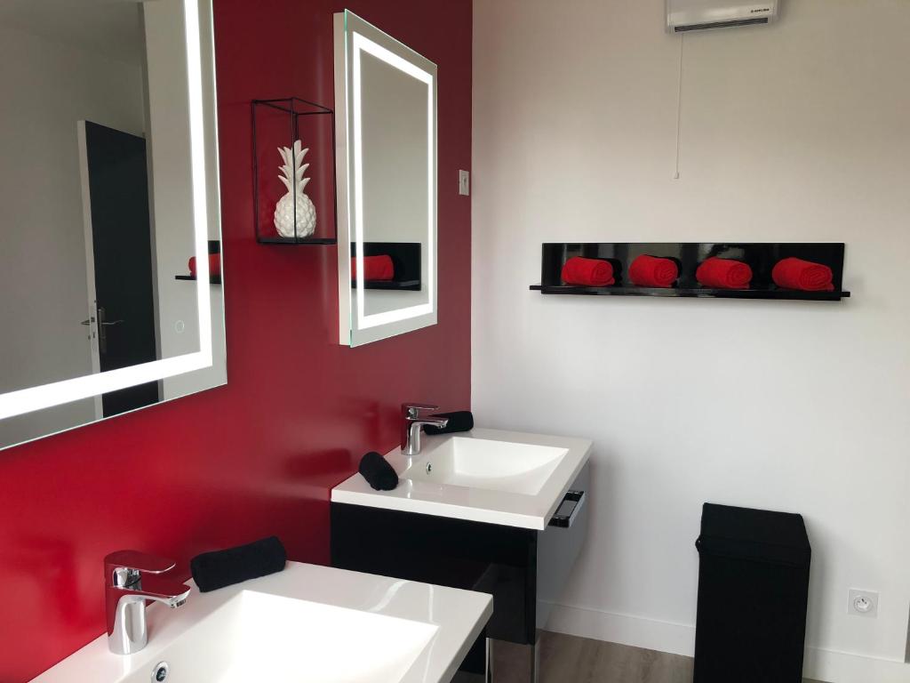 a bathroom with a white sink and a mirror at Gîte avec jardin à 1,5 km des plages du débarquement in Tracy-sur-Mer