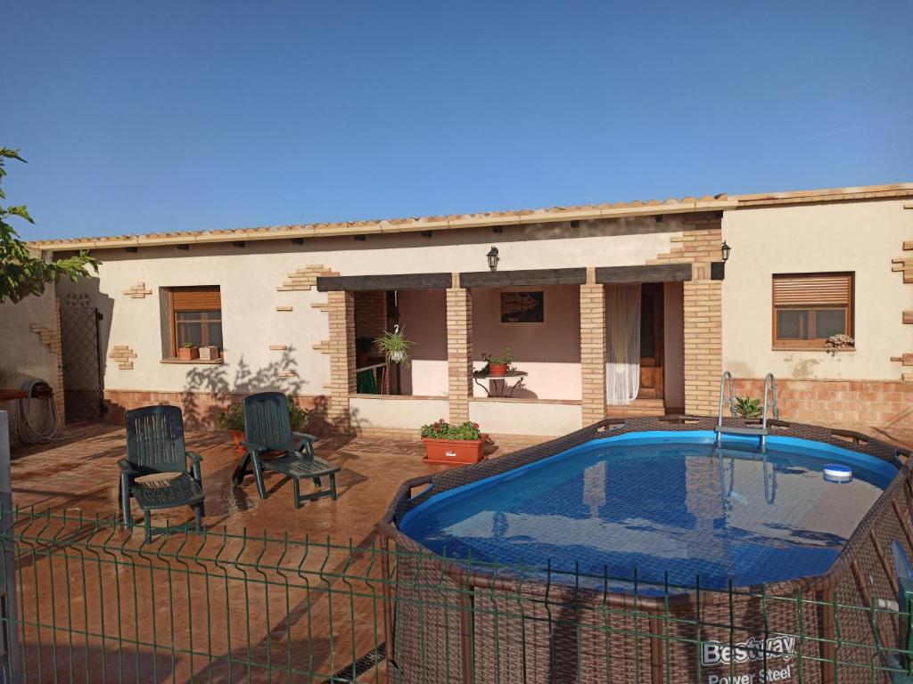 una casa con piscina en un patio en Casa La Tora, en Deltebre