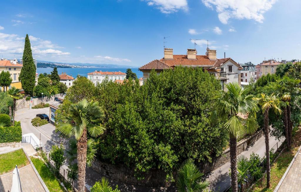 widok miasta z palmami z lotu ptaka w obiekcie Downtown Apartments Dorian and Nadia w mieście Opatija