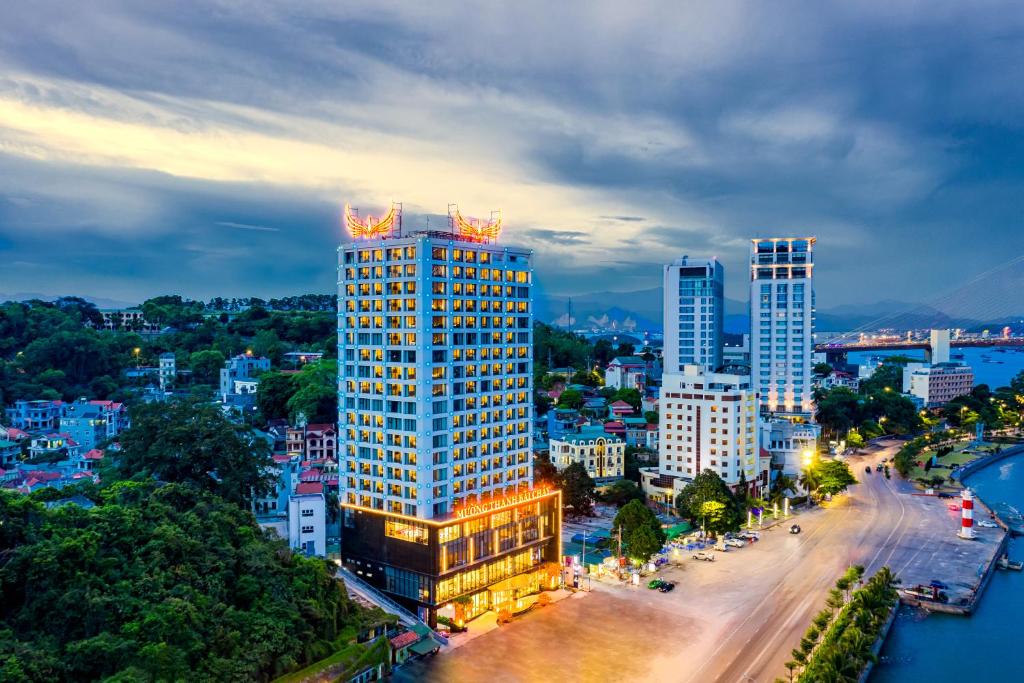 un edificio alto en medio de una ciudad en Muong Thanh Grand Bai Chay, en Ha Long