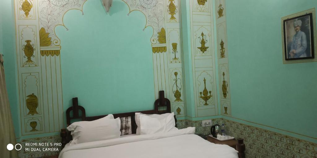 Een bed of bedden in een kamer bij Krishna Prakash Heritage Haveli