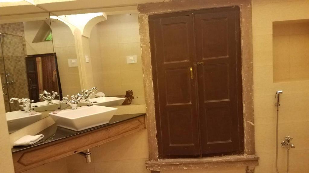 Een badkamer bij Krishna Prakash Heritage Haveli
