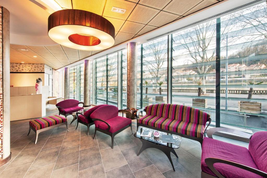 Uma área de estar em Hotel Lyon-ouest