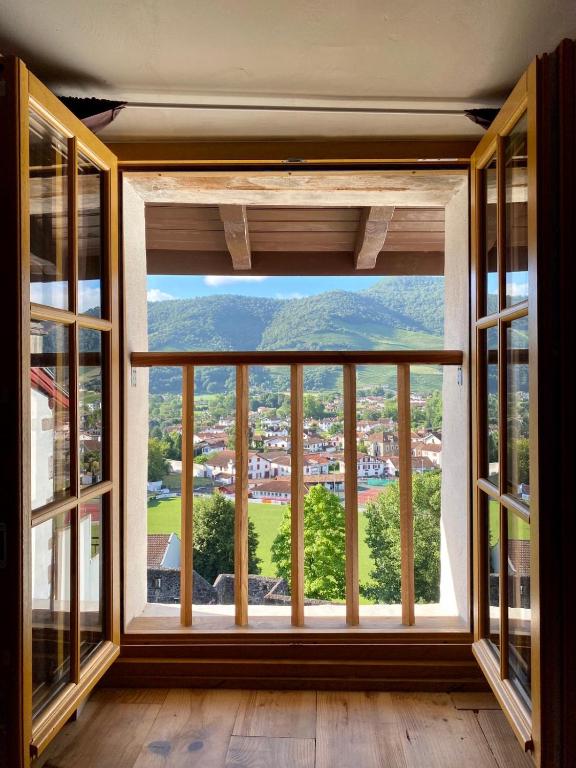 Nespecifikovaný výhled na hory nebo výhled na hory při pohledu z hostelu
