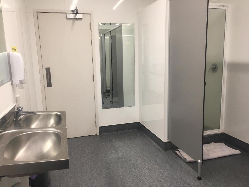 Surf 'N' Snow Backpackers Across Sky Tower - Resim 11