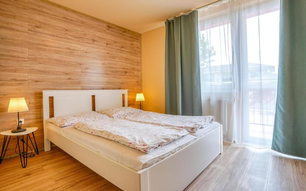 Posteľ alebo postele v izbe v ubytovaní Apartmány Karmon Park