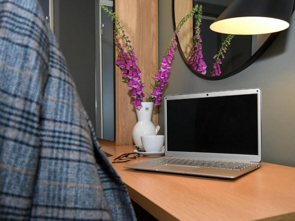 TV a/nebo společenská místnost v ubytování Hasse på Sjökanten Hotell & Restaurang