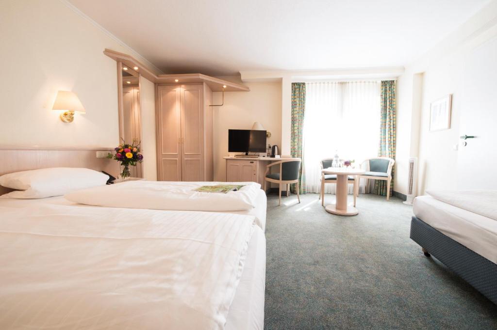 Postel nebo postele na pokoji v ubytování Hotel Traube Rüdesheim