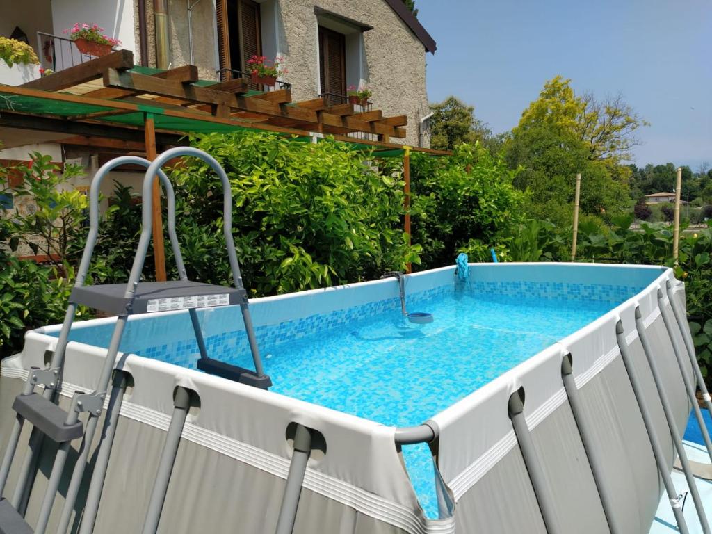 Bazén v ubytování Appartamento le Campanelle nebo v jeho okolí