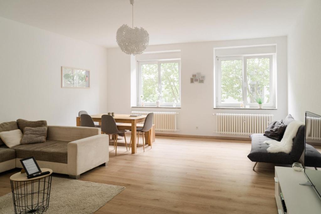 salon z kanapą i stołem w obiekcie - NEU - Große & gemütliche 3 Zimmer Wohnung w mieście Neulsenburg