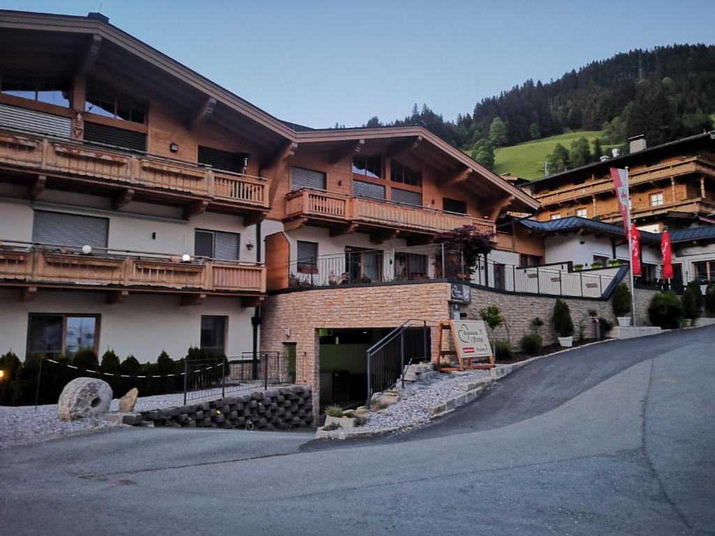 ein großes Gebäude am Straßenrand in der Unterkunft Appartements Fritzhof in Kirchberg in Tirol