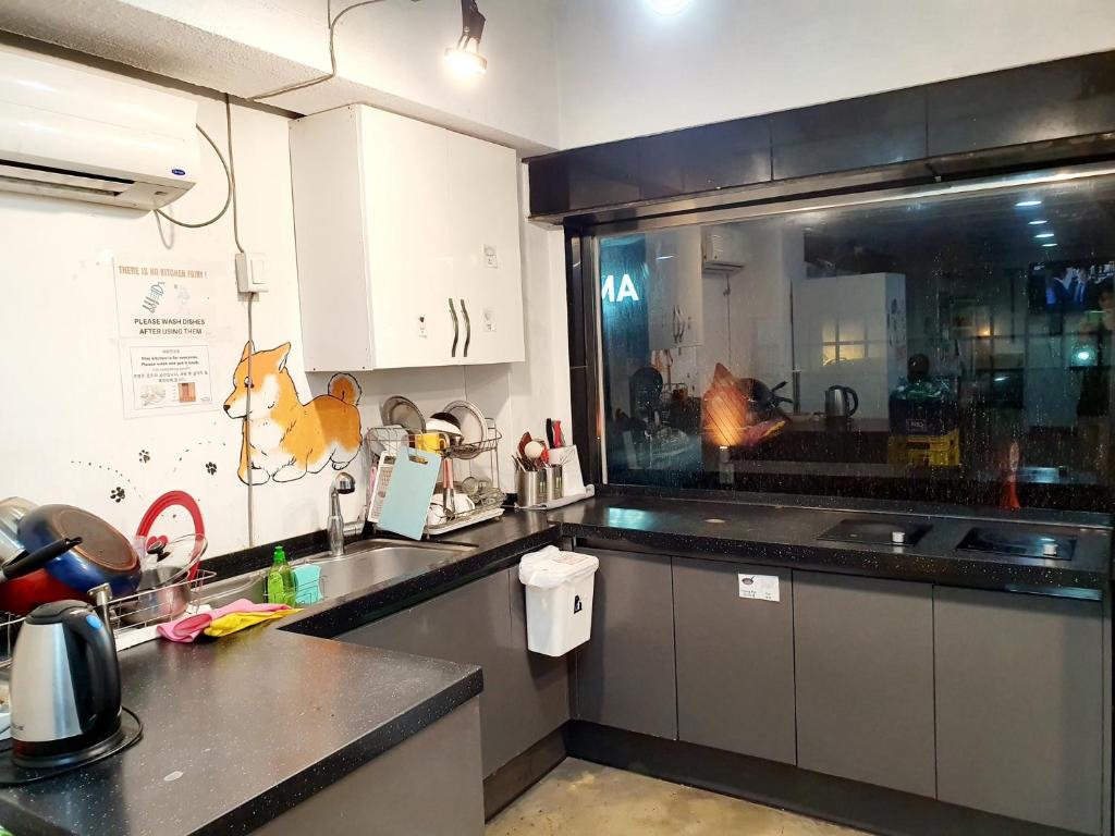 Kuchyň nebo kuchyňský kout v ubytování Kimchee Busan Downtown Guesthouse