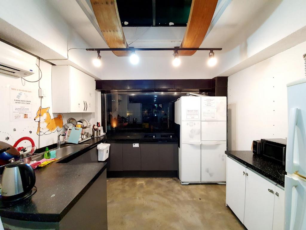 Kuchyň nebo kuchyňský kout v ubytování Kimchee Busan Downtown Guesthouse