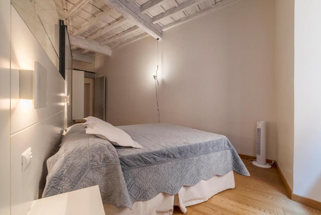 Łóżko lub łóżka w pokoju w obiekcie Piazza Navona Elegant Apartment