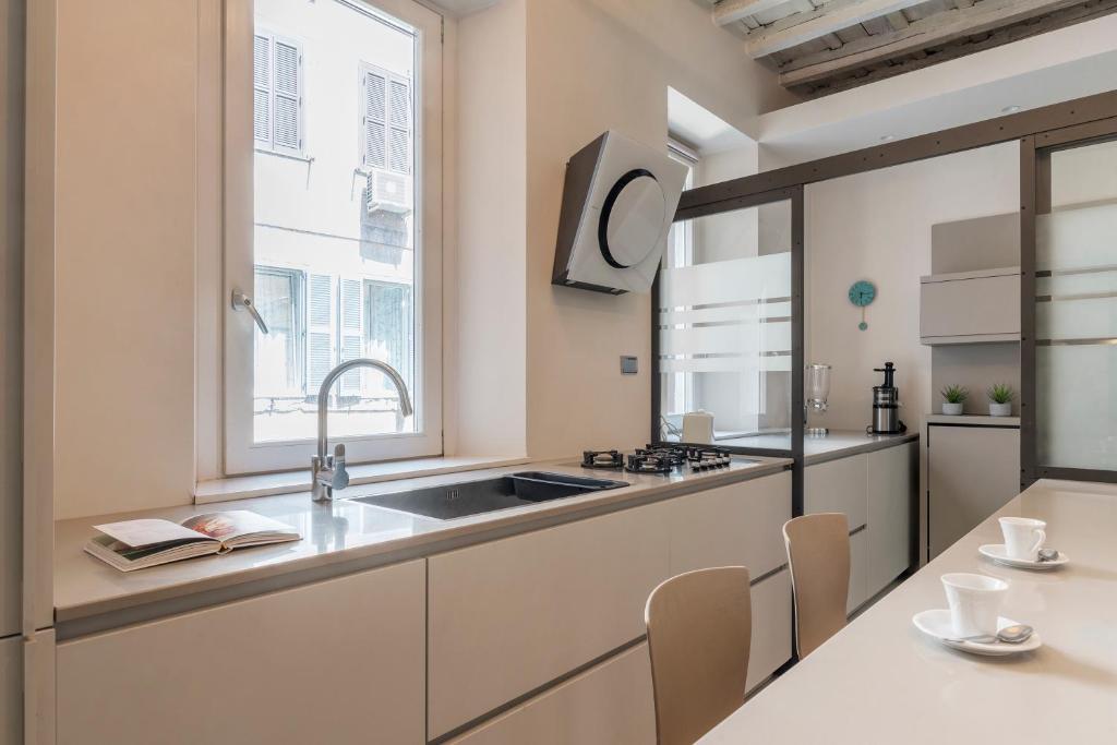 Kuchnia lub aneks kuchenny w obiekcie Piazza Navona Elegant Apartment
