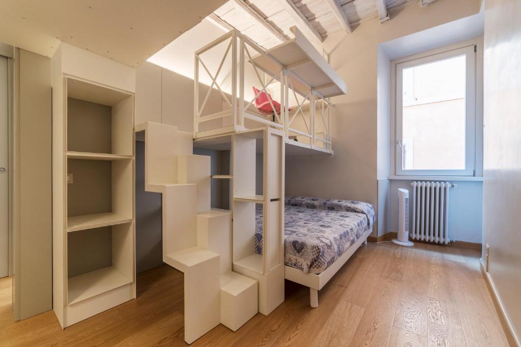 Łóżko lub łóżka w pokoju w obiekcie Piazza Navona Elegant Apartment