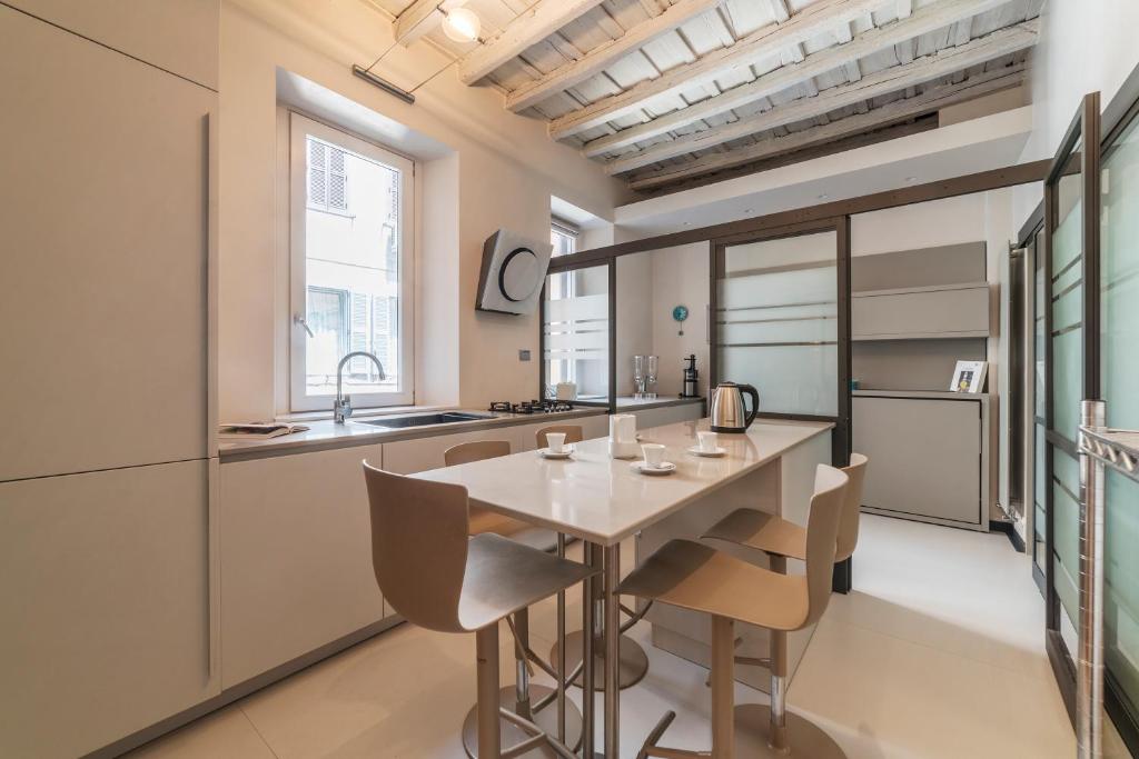 Kuchnia lub aneks kuchenny w obiekcie Piazza Navona Elegant Apartment