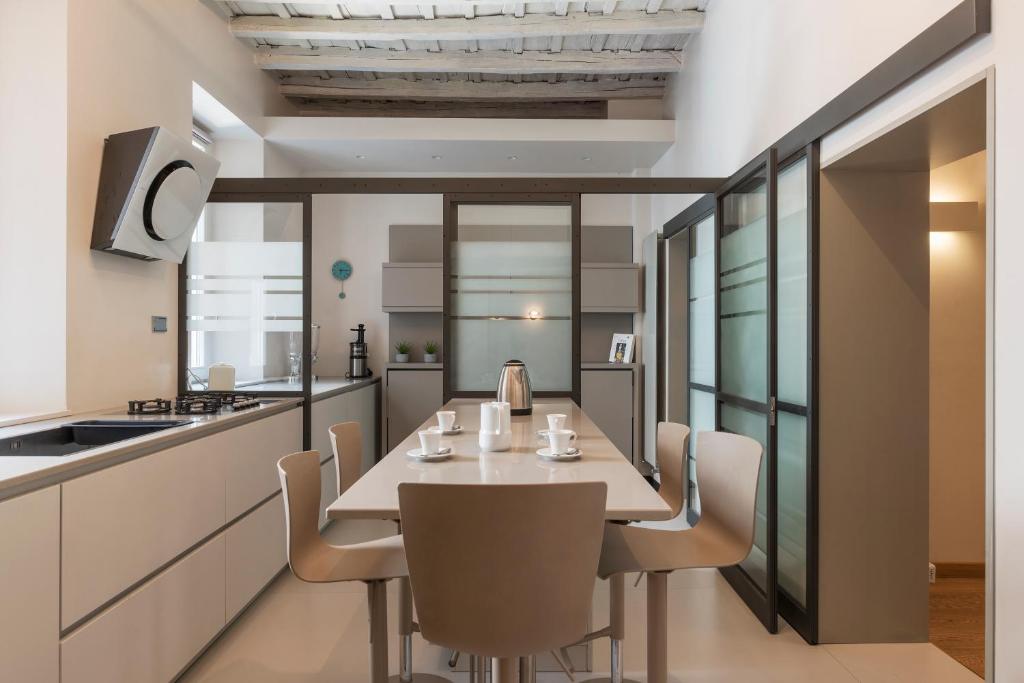Kuchnia lub aneks kuchenny w obiekcie Piazza Navona Elegant Apartment