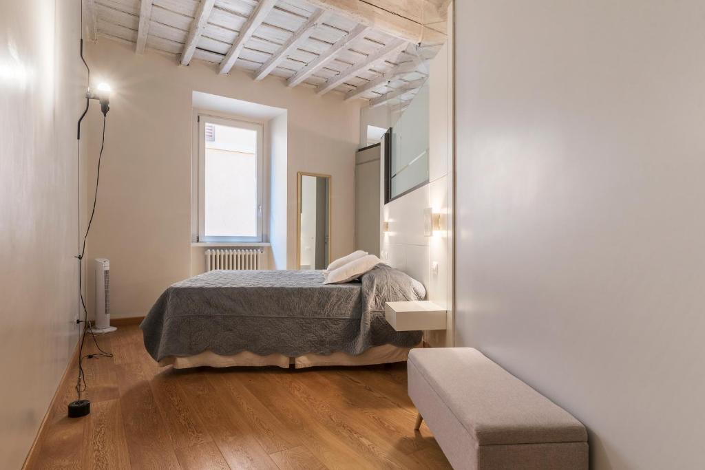 Łóżko lub łóżka w pokoju w obiekcie Piazza Navona Elegant Apartment