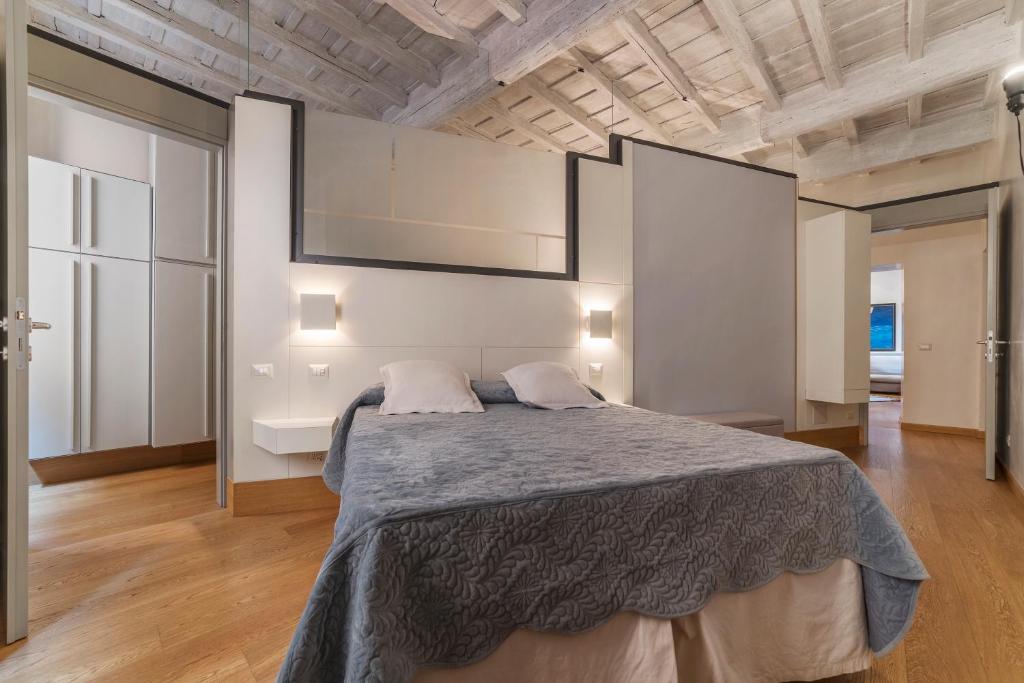Łóżko lub łóżka w pokoju w obiekcie Piazza Navona Elegant Apartment
