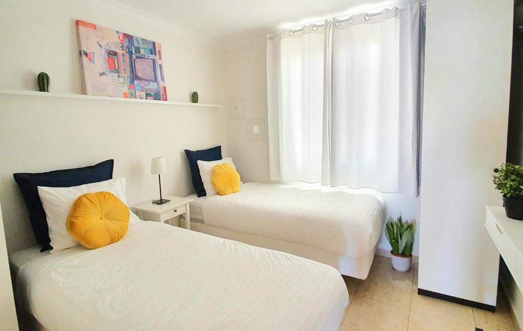 Posteľ alebo postele v izbe v ubytovaní HD Mogan Beach Apartment