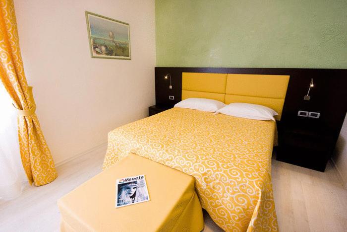A bed or beds in a room at Hotel La Pergola di Venezia