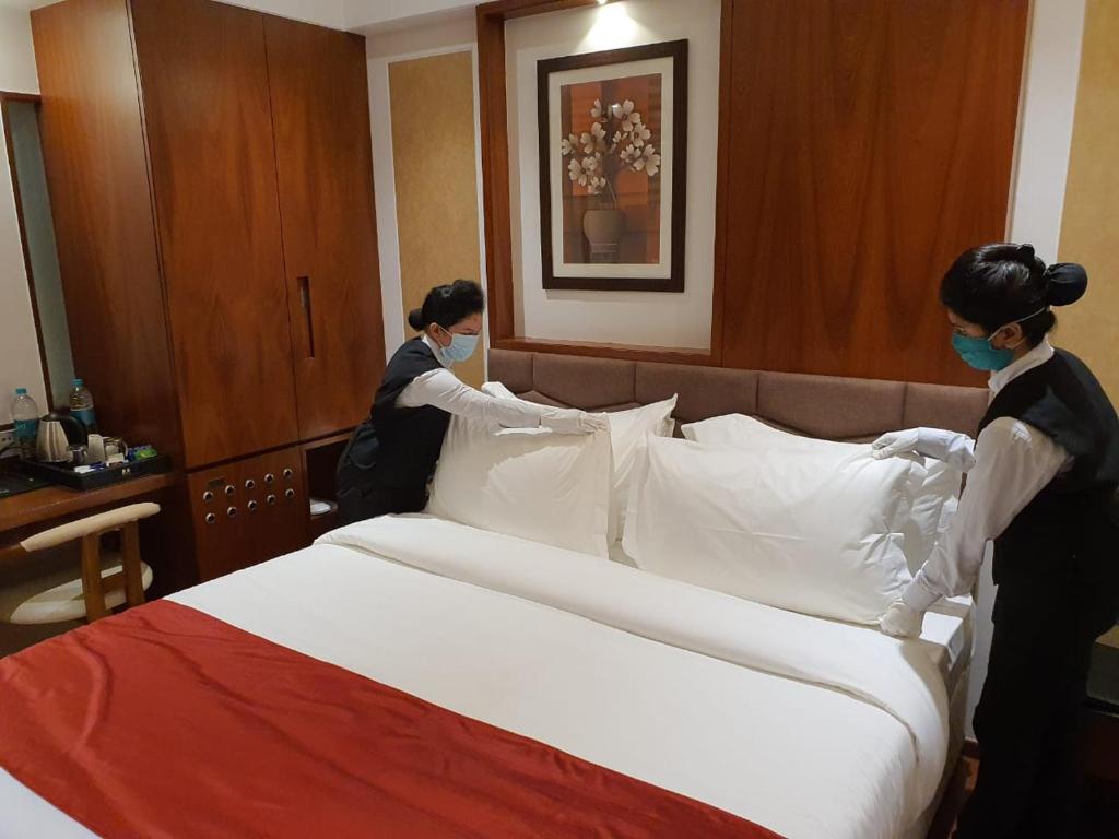 Postel nebo postele na pokoji v ubytování Hotel MBC Citadel Nashik