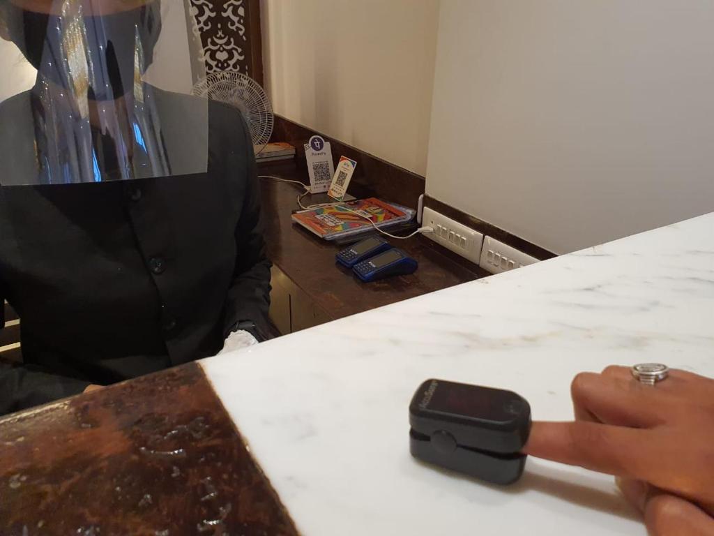Postel nebo postele na pokoji v ubytování Hotel MBC Citadel Nashik
