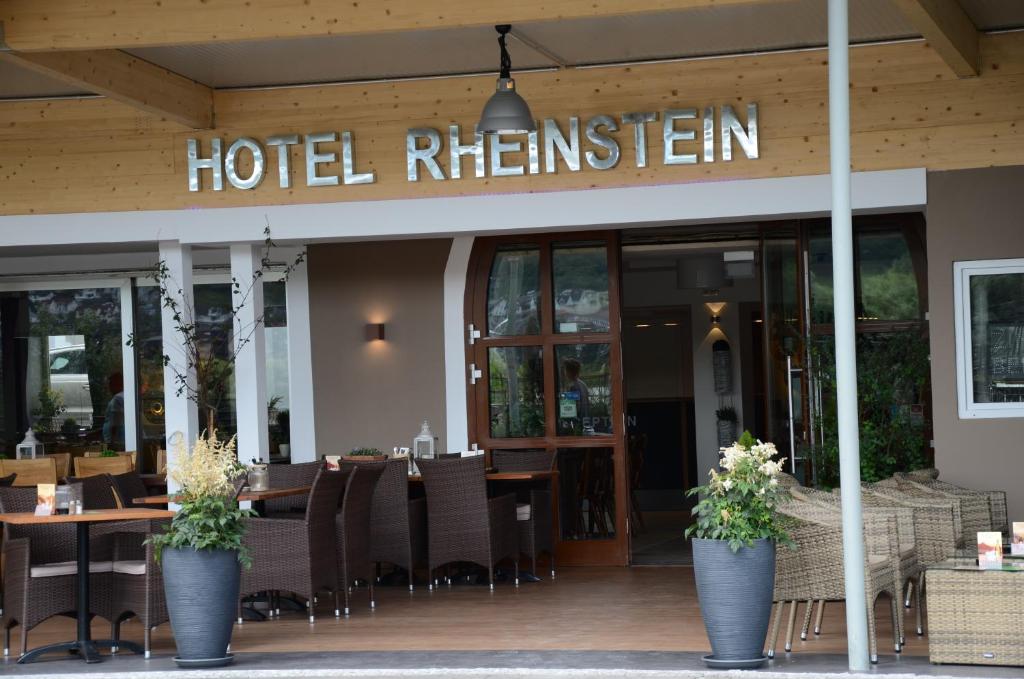 eine Hotelküche mit Tischen und Stühlen vor einem Restaurant in der Unterkunft Hotel Rheinstein in Rüdesheim am Rhein